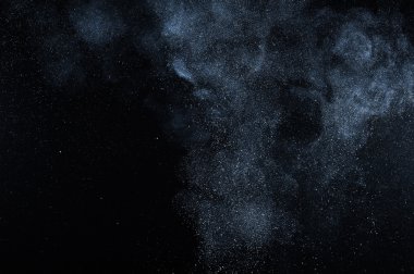 Soyut beyaz toz patlama