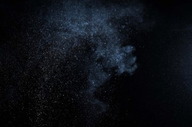 Soyut beyaz toz patlama