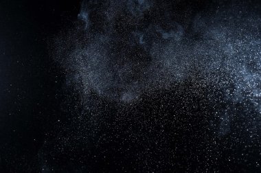 Soyut beyaz toz patlama