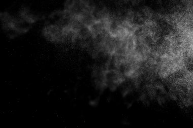 Siyah arka planda soyut su sıçramaları. Soyut su püskürtüsü. Soyut yağmur. Duş suyu damlaları. soyut doku.