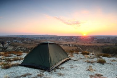 Gün batımında tebeşir tepe üzerinde çadır.