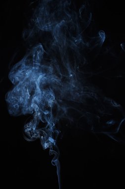 Siyah arkaplanda soyut duman hareketleri.