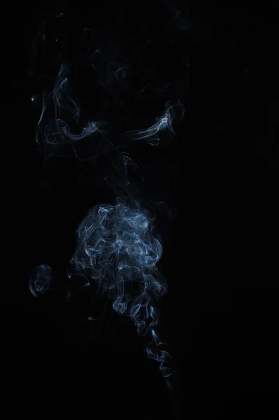 Abstraktní kouř se pohybuje na černém pozadí. — Stock fotografie