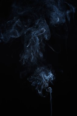 Siyah arkaplanda soyut duman hareketleri.