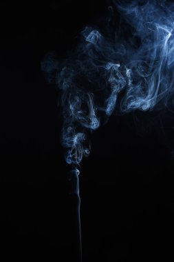 Siyah arkaplanda soyut duman hareketleri.