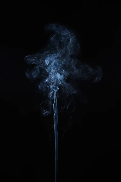 Humo abstracto se mueve sobre un fondo negro. — Foto de Stock