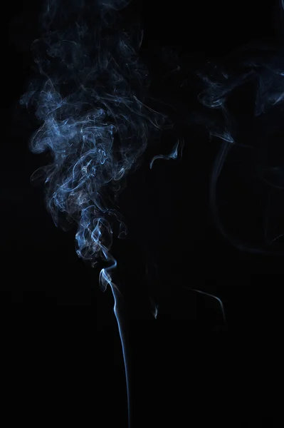 Humo abstracto se mueve sobre un fondo negro. — Foto de Stock