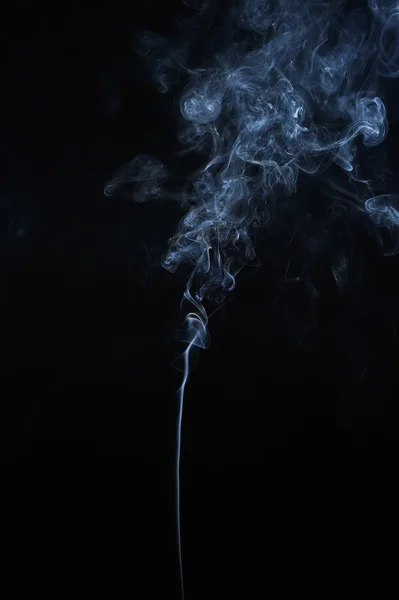 Humo abstracto se mueve sobre un fondo negro. — Foto de Stock