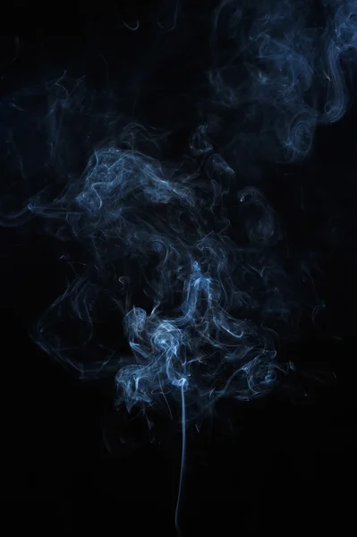 추상적 인 연기가 검은 배경 위로 이동 한다. — 스톡 사진