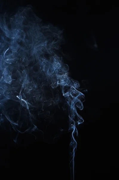 Abstrakter Rauch bewegt sich auf schwarzem Hintergrund. — Stockfoto