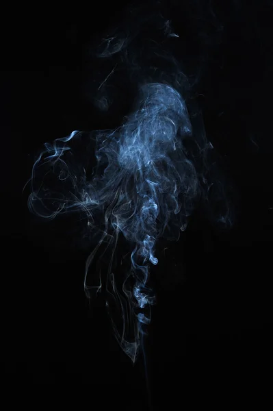 Humo abstracto se mueve sobre un fondo negro. — Foto de Stock