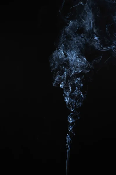 Abstracte rook beweegt op een zwarte achtergrond. — Stockfoto