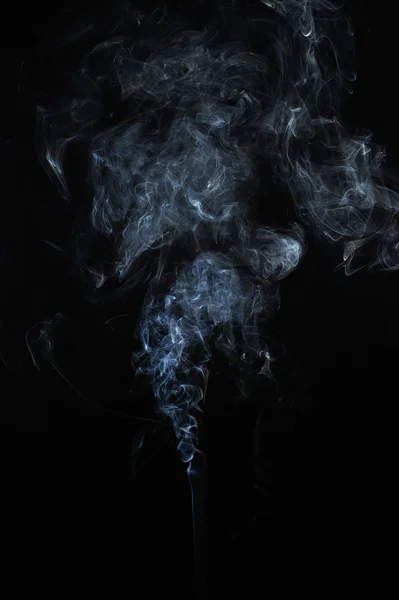 Абстрактный дым движется на черном фоне. — стоковое фото