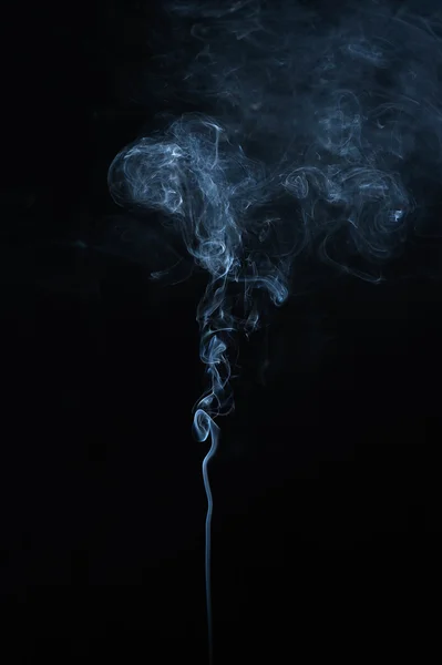 Humo abstracto se mueve sobre un fondo negro. — Foto de Stock