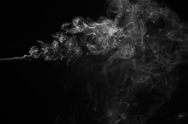 Siyah arkaplanda soyut bir duman.