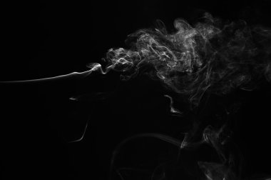 Siyah arkaplanda soyut bir duman.