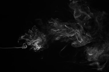 Siyah arkaplanda soyut bir duman.