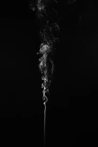 Humo abstracto sobre un fondo negro. —  Fotos de Stock