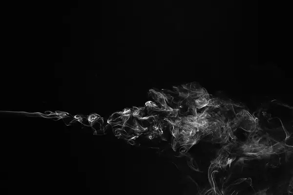 Humo abstracto sobre un fondo negro. — Foto de Stock