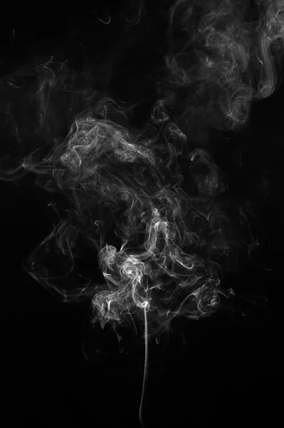 Humo abstracto sobre un fondo negro. — Foto de Stock