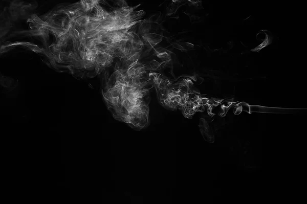 Humo abstracto sobre un fondo negro. — Foto de Stock