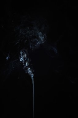 Siyah arkaplanda soyut duman hareketleri.