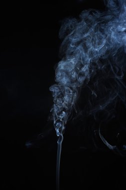 Siyah arkaplanda soyut duman hareketleri.