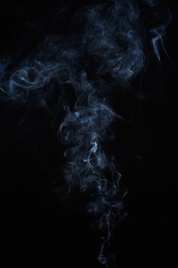 Siyah arkaplanda soyut duman hareketleri.