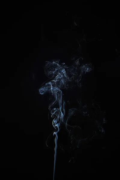 抽象的な煙が黒い背景で動き. — ストック写真