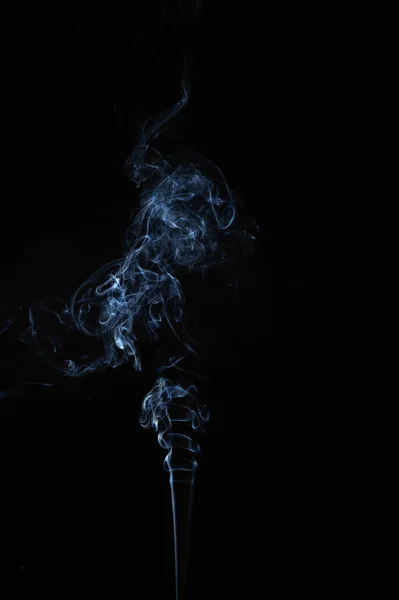 Humo abstracto se mueve sobre un fondo negro. — Foto de Stock