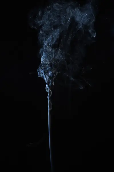 Abstraktní kouř se pohybuje na černém pozadí. — Stock fotografie