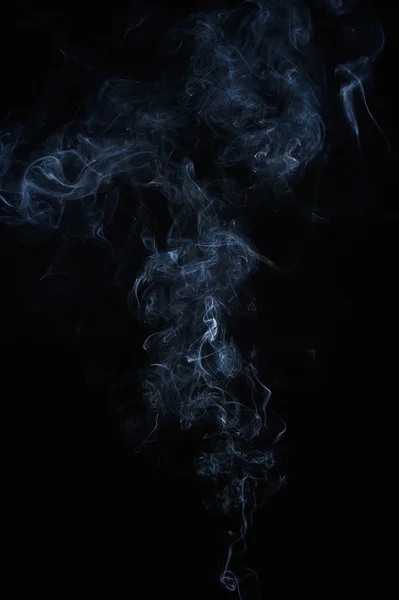 Humo abstracto se mueve sobre un fondo negro. — Foto de Stock