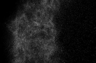 Siyah arkaplanda soyut su sıçramaları.