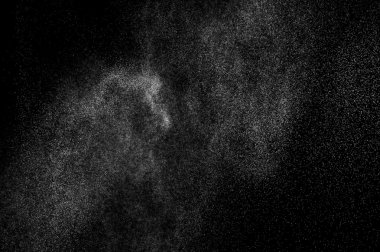 Siyah arkaplanda soyut su sıçramaları.