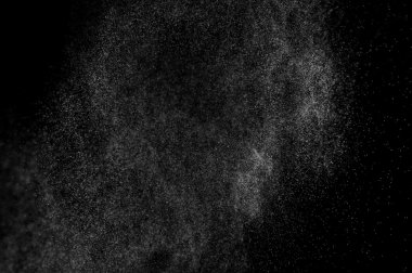 Siyah arkaplanda soyut su sıçramaları.