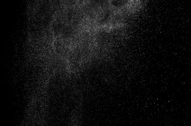 Siyah arkaplanda soyut su sıçramaları.