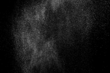 Siyah arkaplanda soyut su sıçramaları.