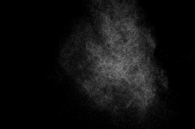 Siyah arkaplanda soyut su sıçramaları.