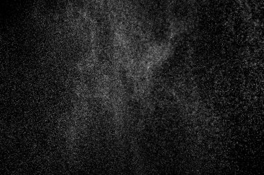 Siyah arkaplanda soyut su sıçramaları.