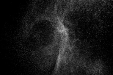 Siyah arkaplanda soyut su sıçramaları.