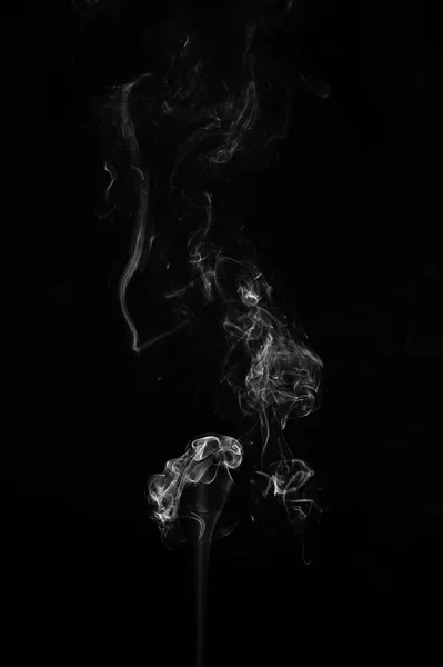 Humo abstracto se mueve sobre un fondo negro. — Foto de Stock