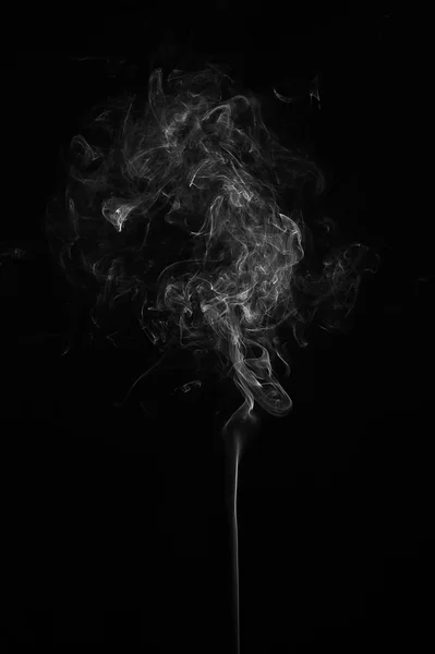 Абстрактний дим рухається на чорному тлі . — стокове фото