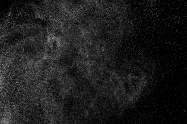 Siyah arkaplanda soyut su sıçramaları.