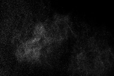 Siyah arkaplanda soyut su sıçramaları.