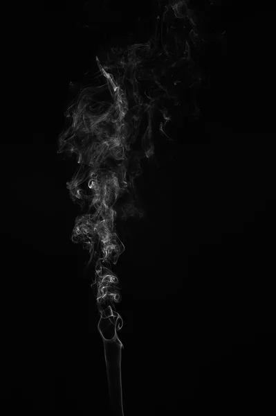 Abstrakt rök flyttar på en svart bakgrund. — Stockfoto