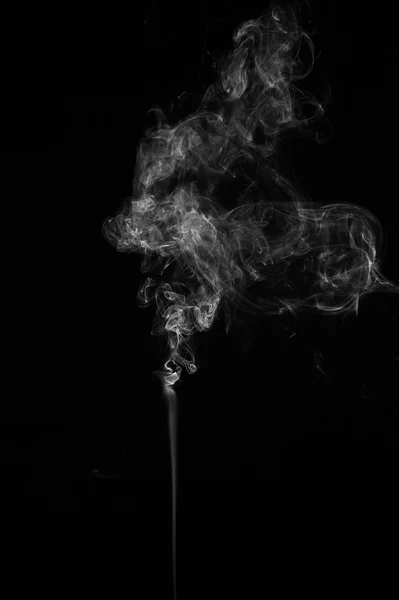 Humo abstracto se mueve sobre un fondo negro. —  Fotos de Stock