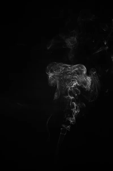 Fumée abstraite se déplace sur un fond noir. — Photo