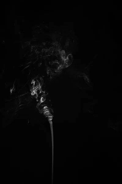 Abstrakt røg bevæger sig på en sort baggrund. - Stock-foto