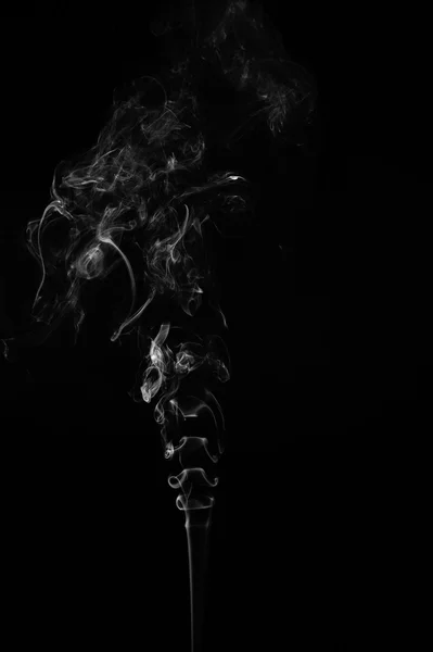 추상적 인 연기가 검은 배경 위로 이동 한다. — 스톡 사진