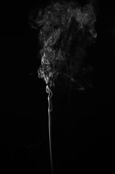 Humo abstracto se mueve sobre un fondo negro. —  Fotos de Stock